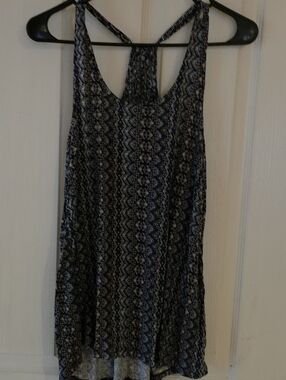 Maurices Sleeveless Patterned  Flowy Tank Top. Sz M